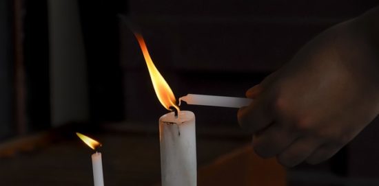 Красная нить из Иерусалима (Израиля): что означает на запястье, как правильно завязывать