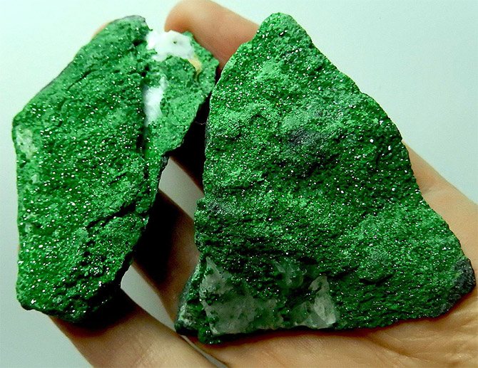 камни