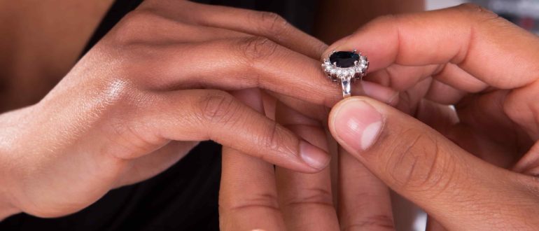 Можно ли дарить камни?