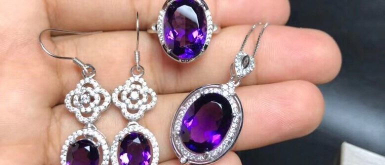 Какой камень подарить женщине?